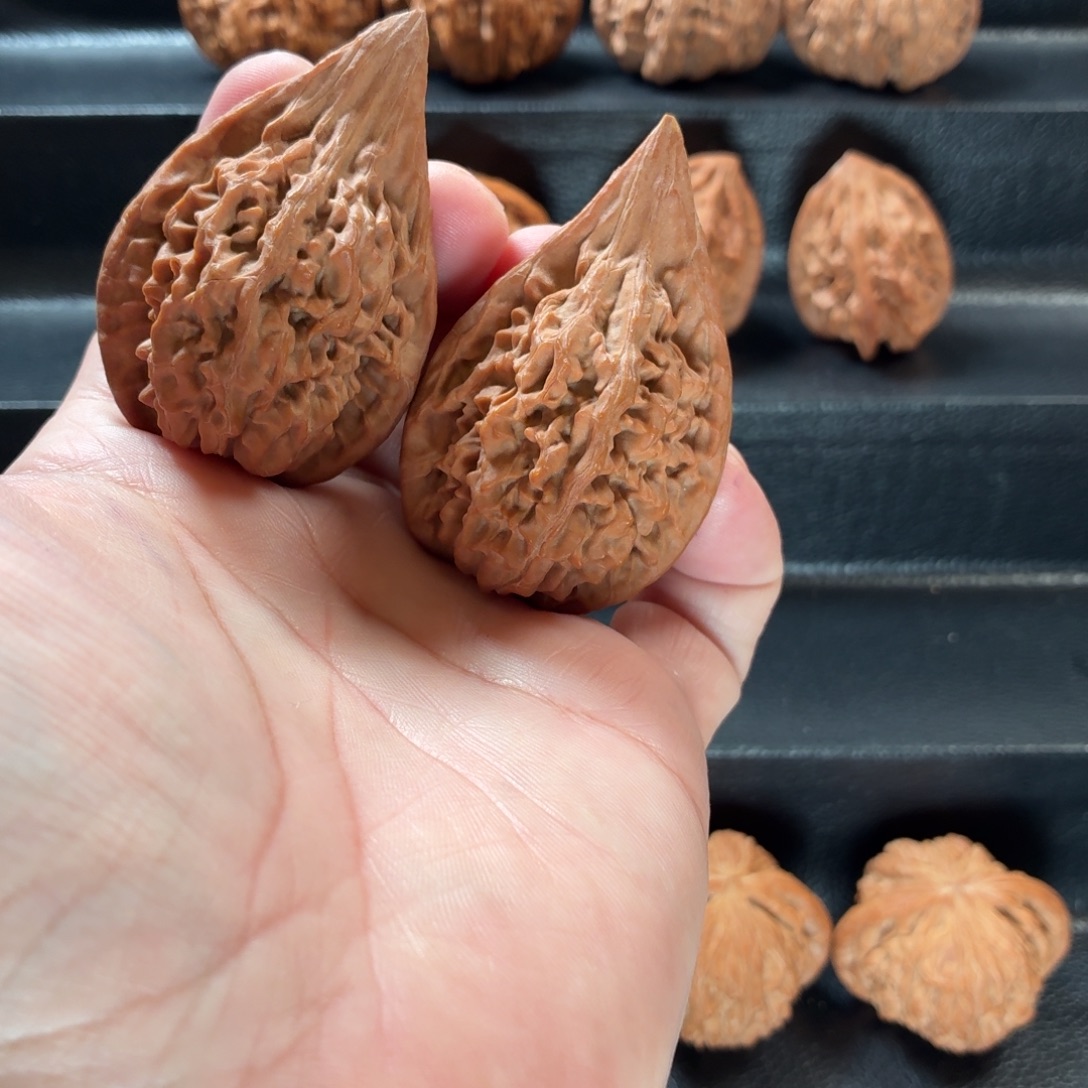 猫***士把件桃核山地红缨枪轻微水尖61高