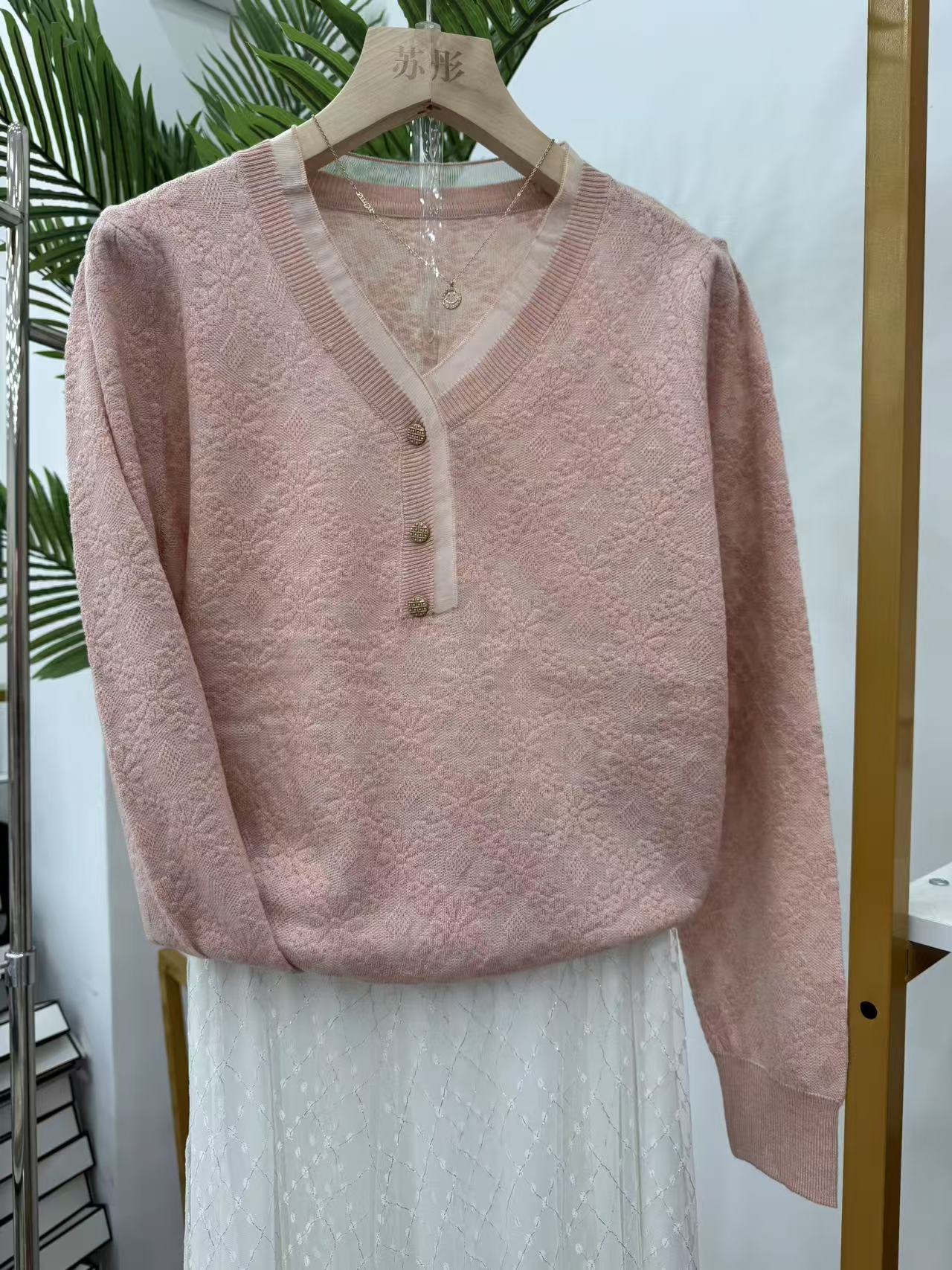 【粉-浮雕】春秋款时尚V领镂空钩花针织衫女上衣