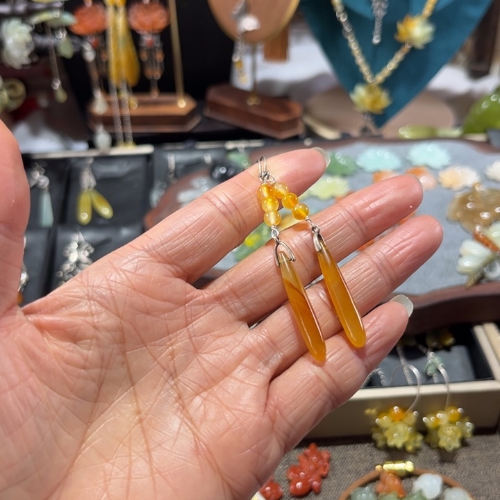 蛇纹石玉未镶嵌耳饰