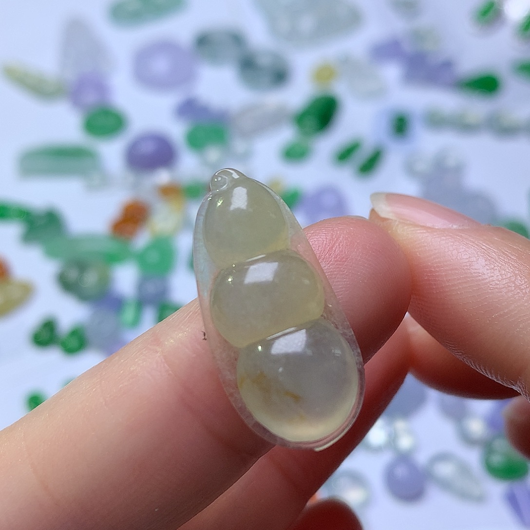 翡翠未镶嵌颈饰豆