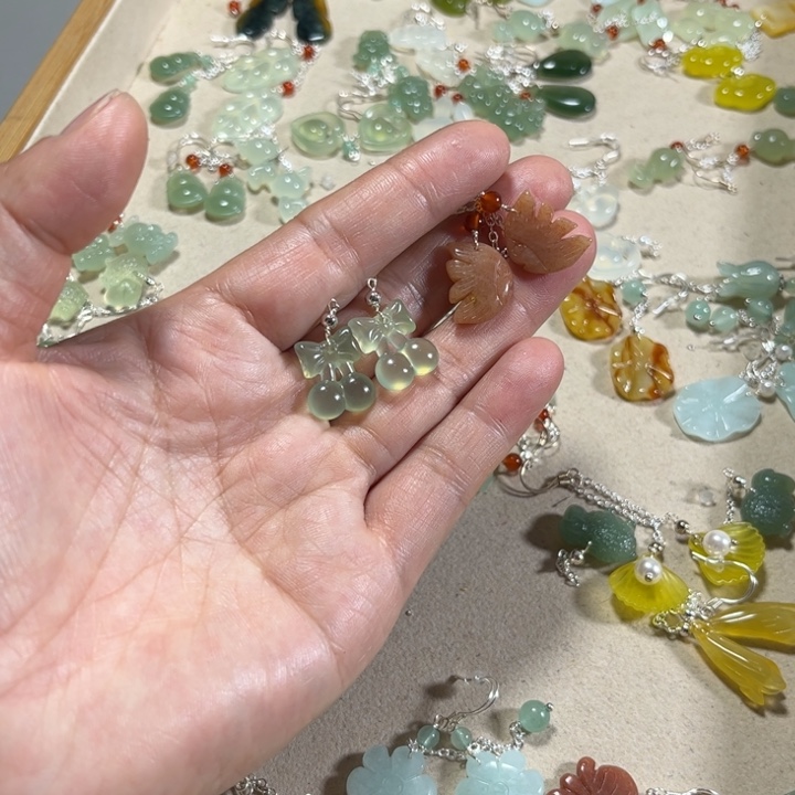 蛇纹石玉耳饰未镶嵌斑**忆