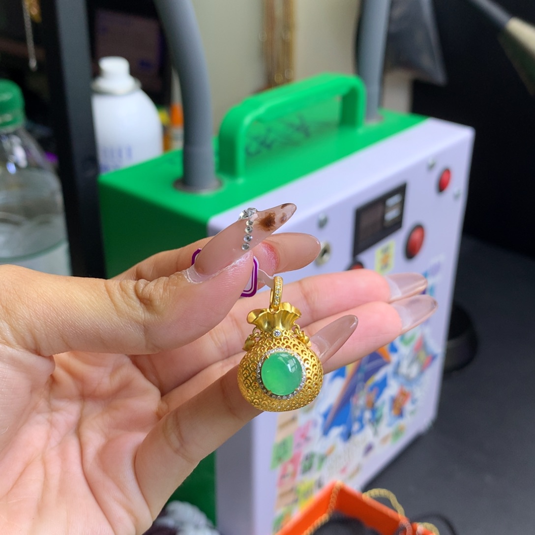 梅***仔翡翠18K金镶嵌颈饰