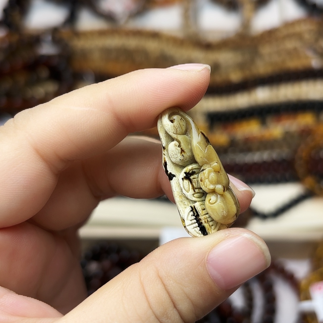 静***观琥珀未镶嵌裸石大