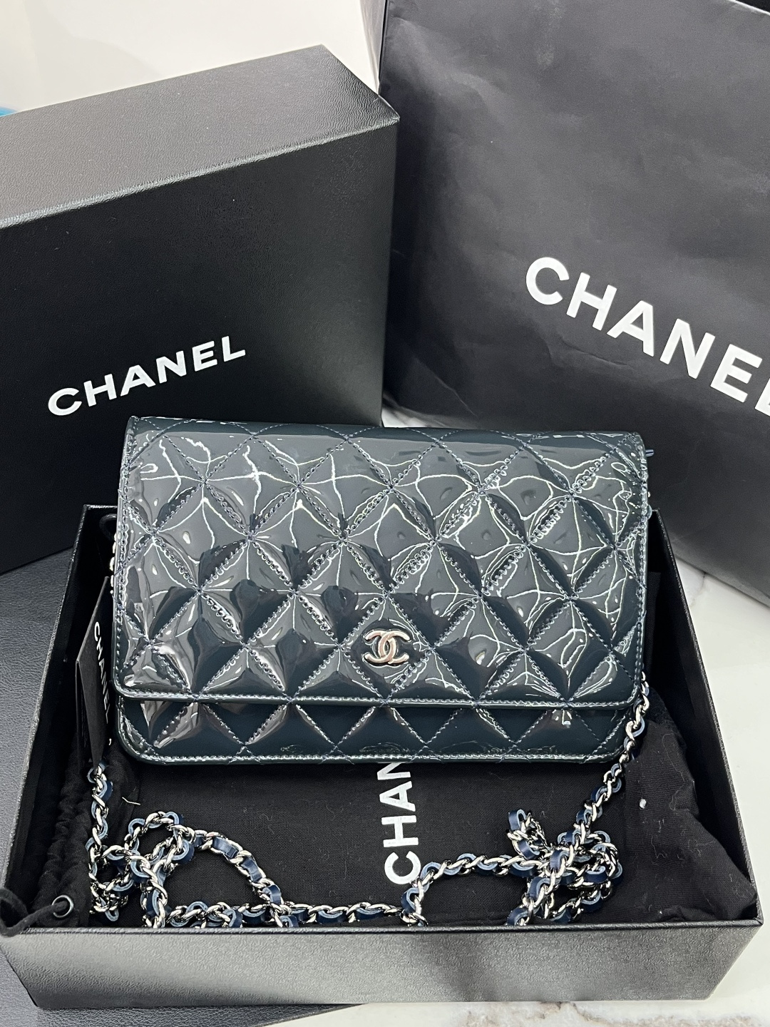 95新 Chanel/香奈儿 海军蓝漆皮银扣 woc链条包 18开 底长19