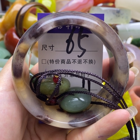 石英质玉未镶嵌手镯翠**。