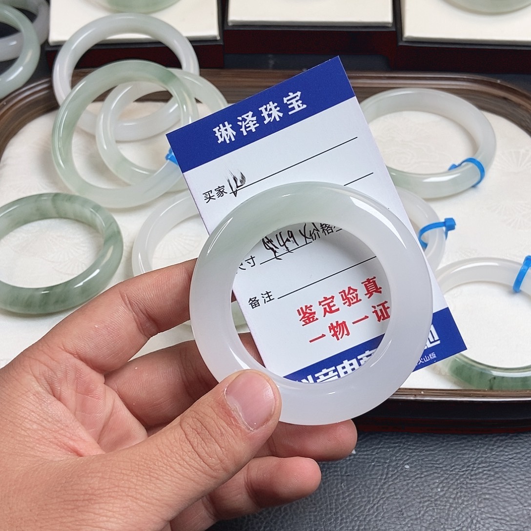 覃***娘石英质玉未镶嵌手镯12