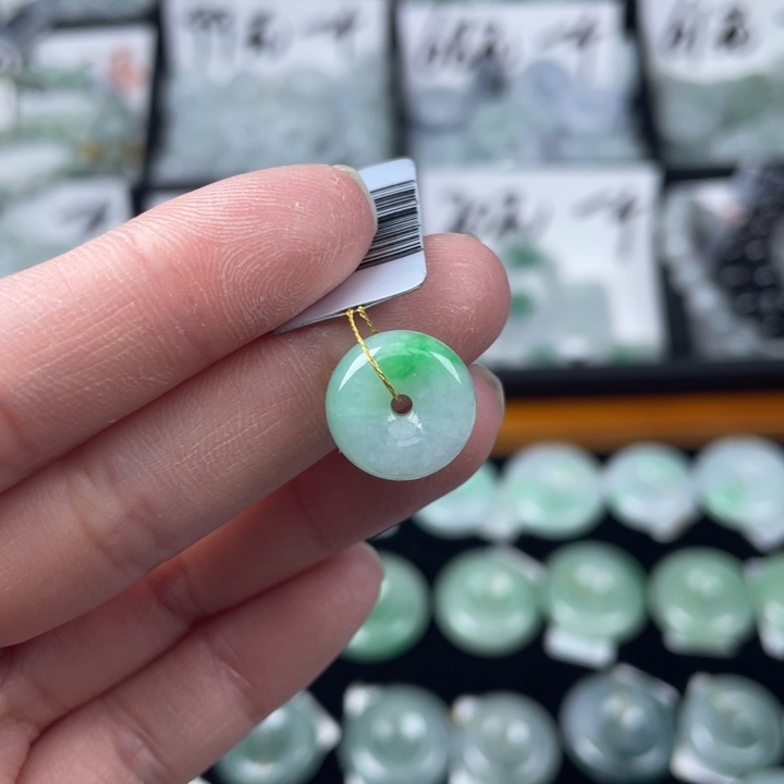 翡翠未镶嵌颈饰平安扣