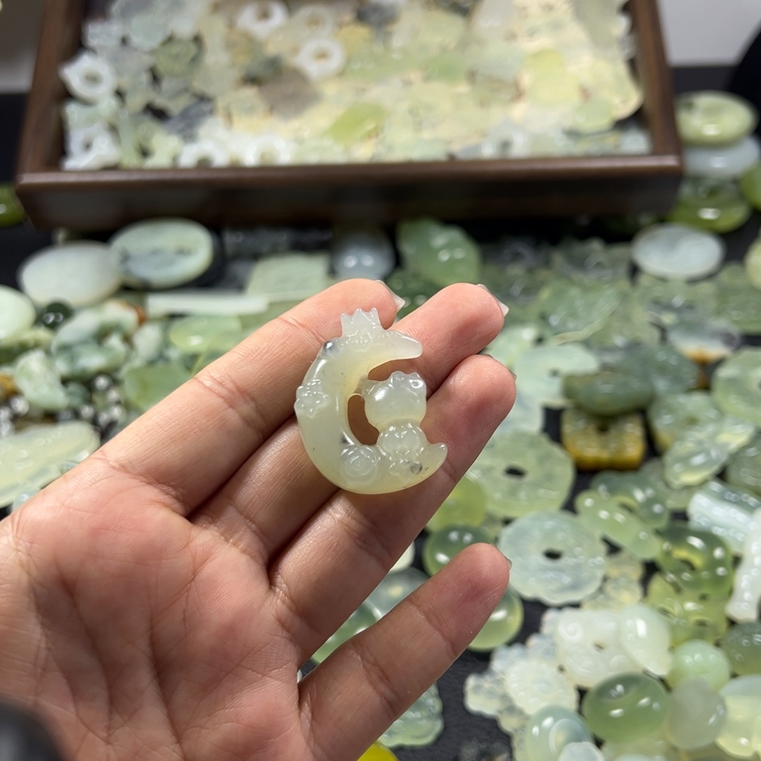 岫玉未镶嵌吊坠(不含链)
