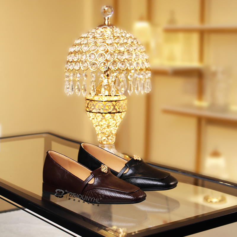 依函里2025新款真皮时尚压花学院风深口单鞋平跟小皮鞋低跟女鞋