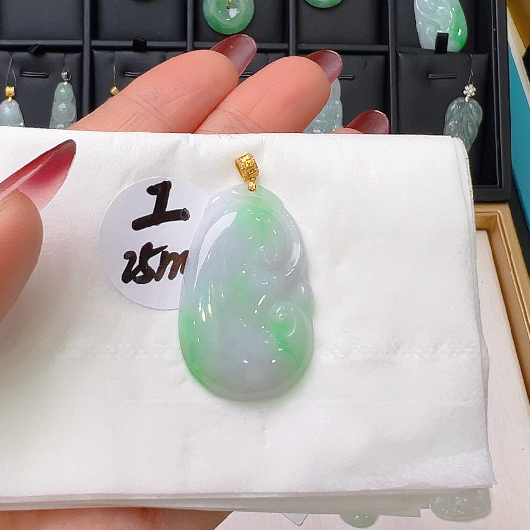 翡翠18K金镶嵌颈饰