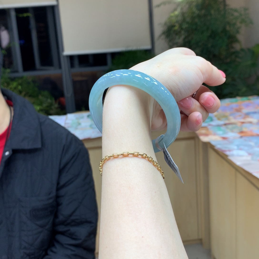 翡翠手镯未镶嵌不退不换