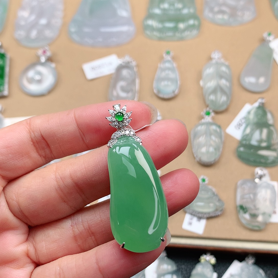 翡翠颈饰18K金镶嵌福瓜