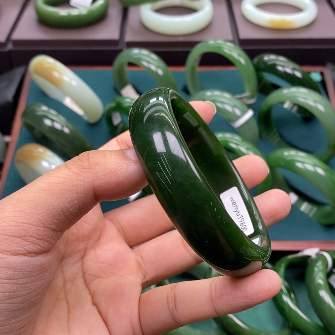 和田玉（碧玉）未镶嵌手镯