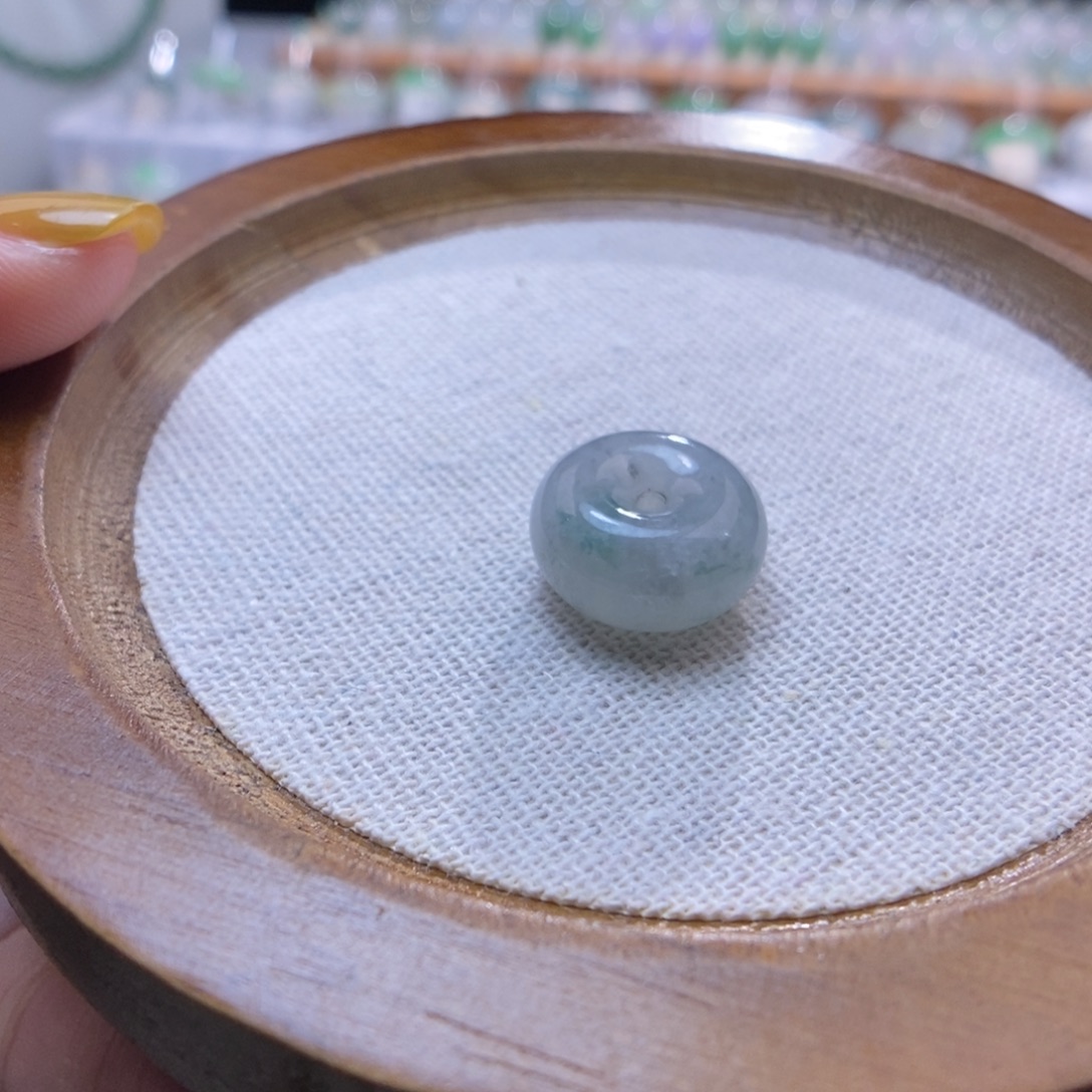 翡翠未镶嵌颈饰飘花乌鸡