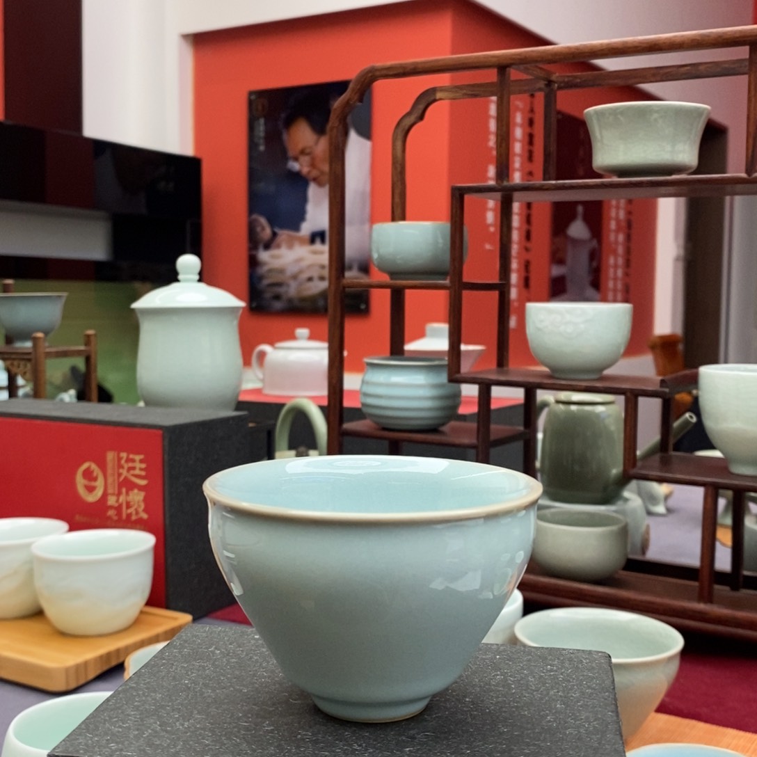 廷怀窑天青色缩脚杯