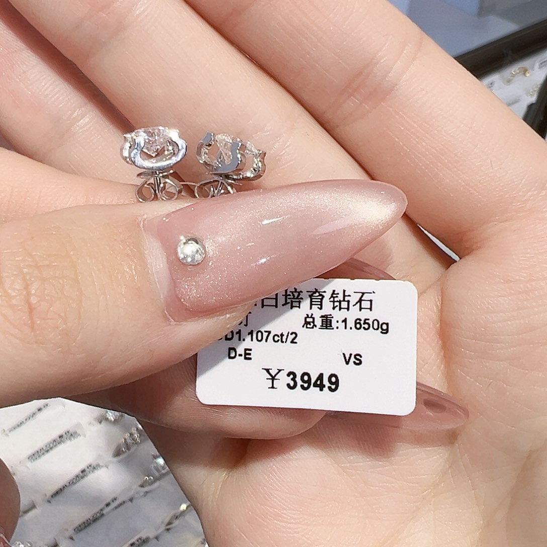 实验室培育钻石18K金镶嵌牛头耳钉