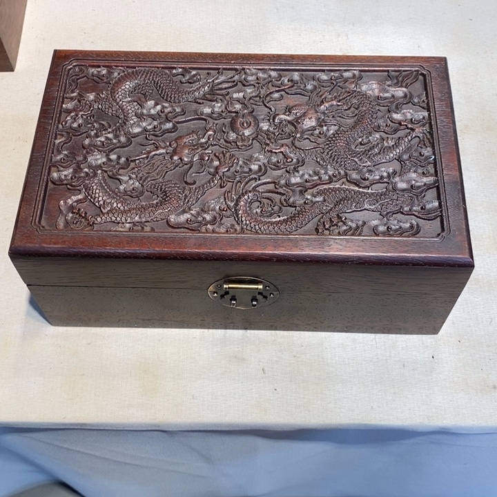 蓝***。木木木木木雕刻龙翻盖盒