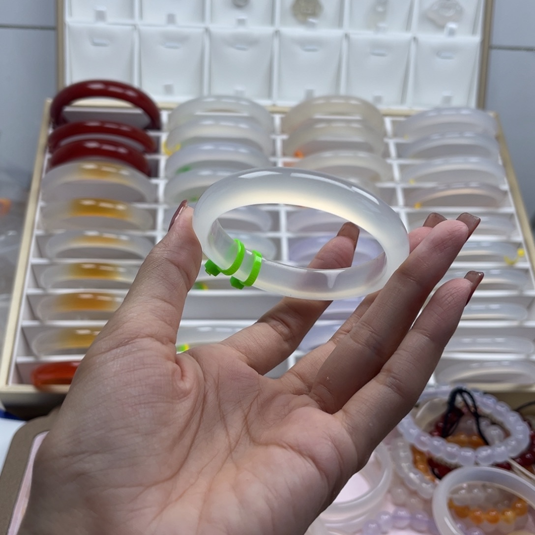 皮***粥玛瑙/玉髓手镯未镶嵌