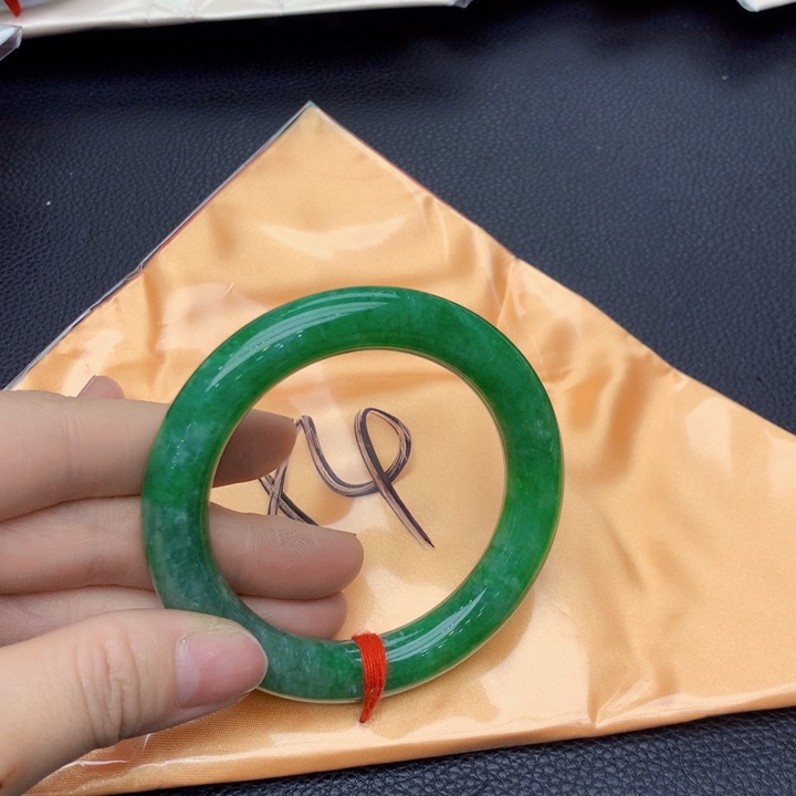 翡翠手镯未镶嵌翡翠手镯