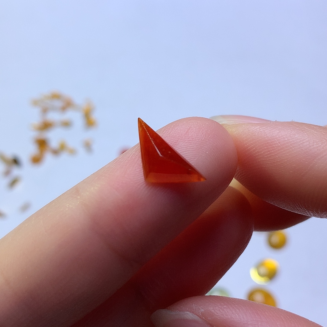 翡翠未镶嵌颈饰切割