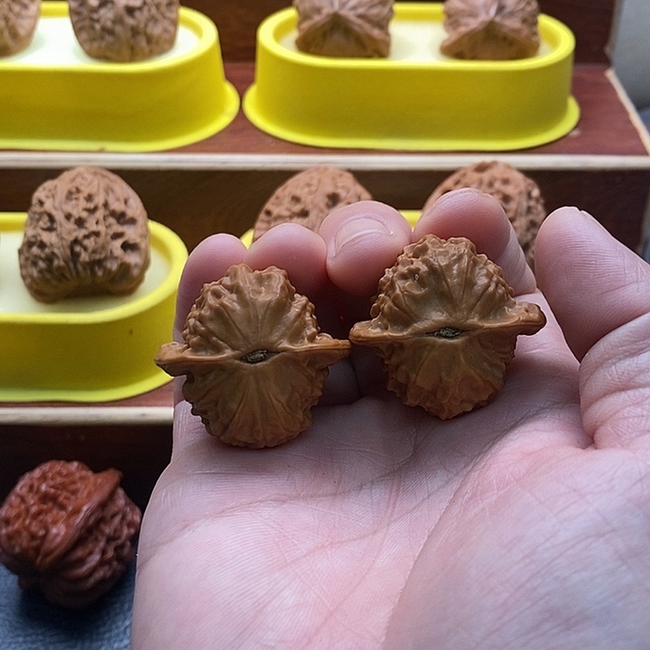 文玩核桃吊坠瓷娃娃