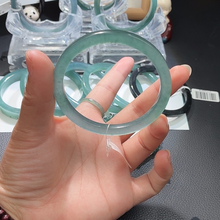 翡翠手镯未镶嵌渐变冰蓝水
