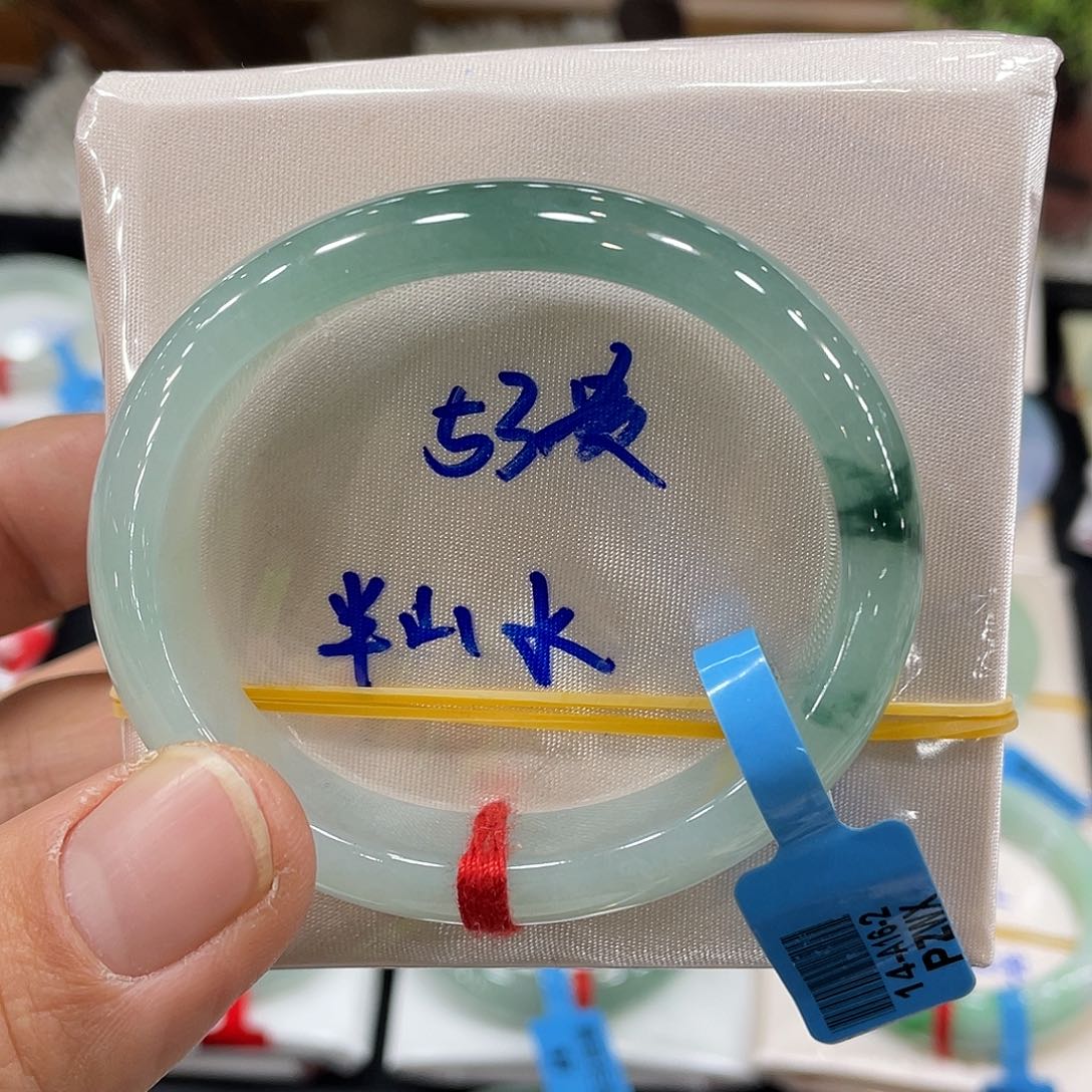 翡翠手镯未镶嵌翡翠