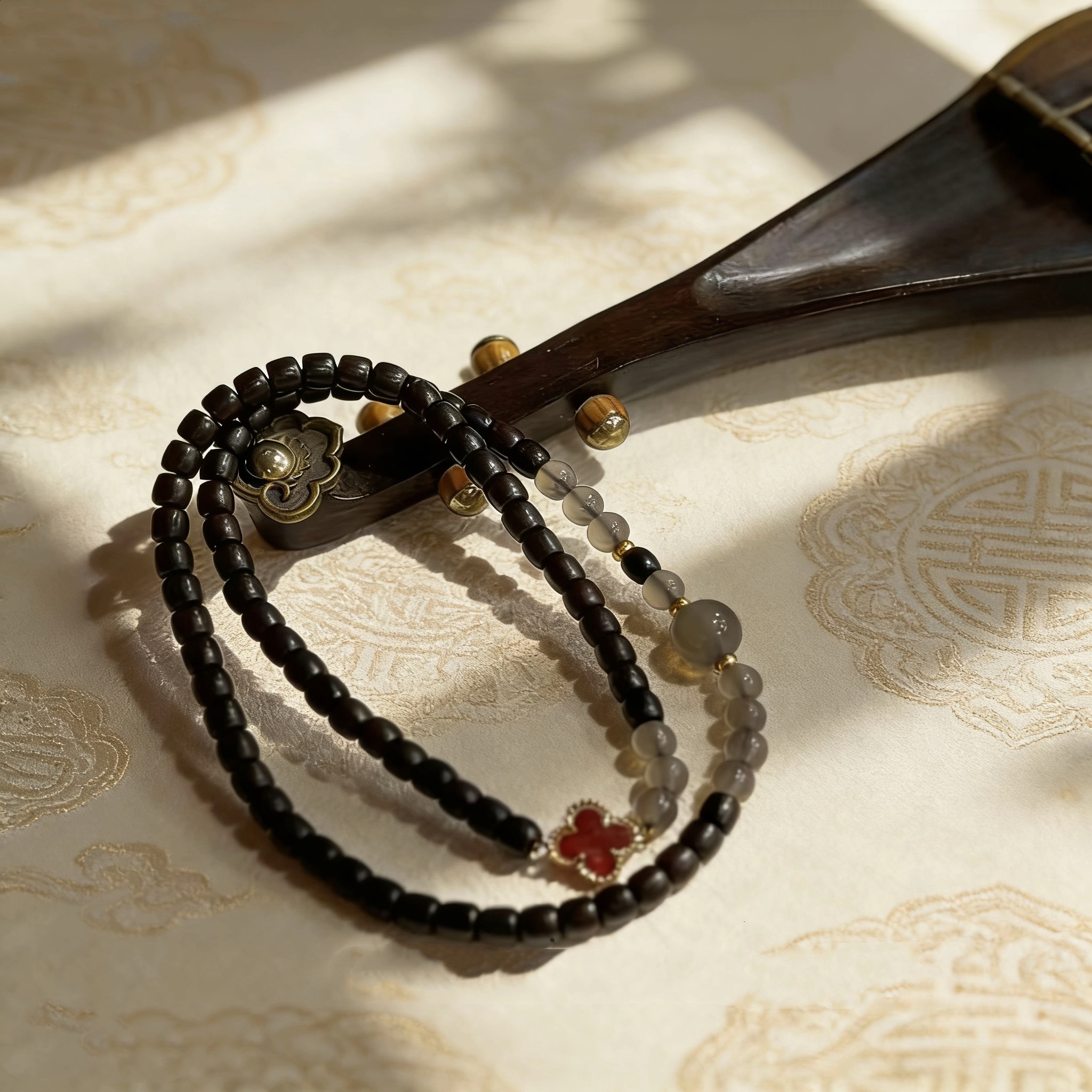 V33小叶紫檀桶珠搭配红色四叶草配饰（随机礼盒）Z