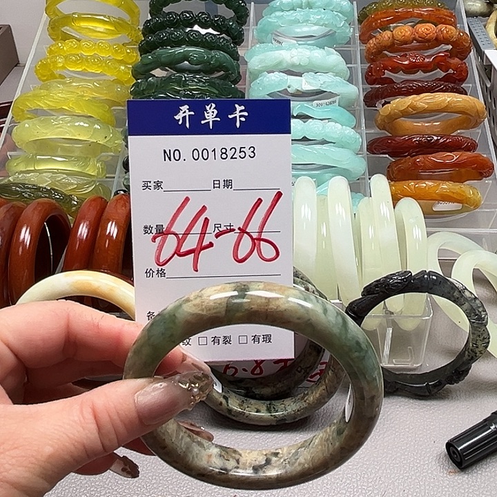 雨***莹蛇纹石玉未镶嵌手镯