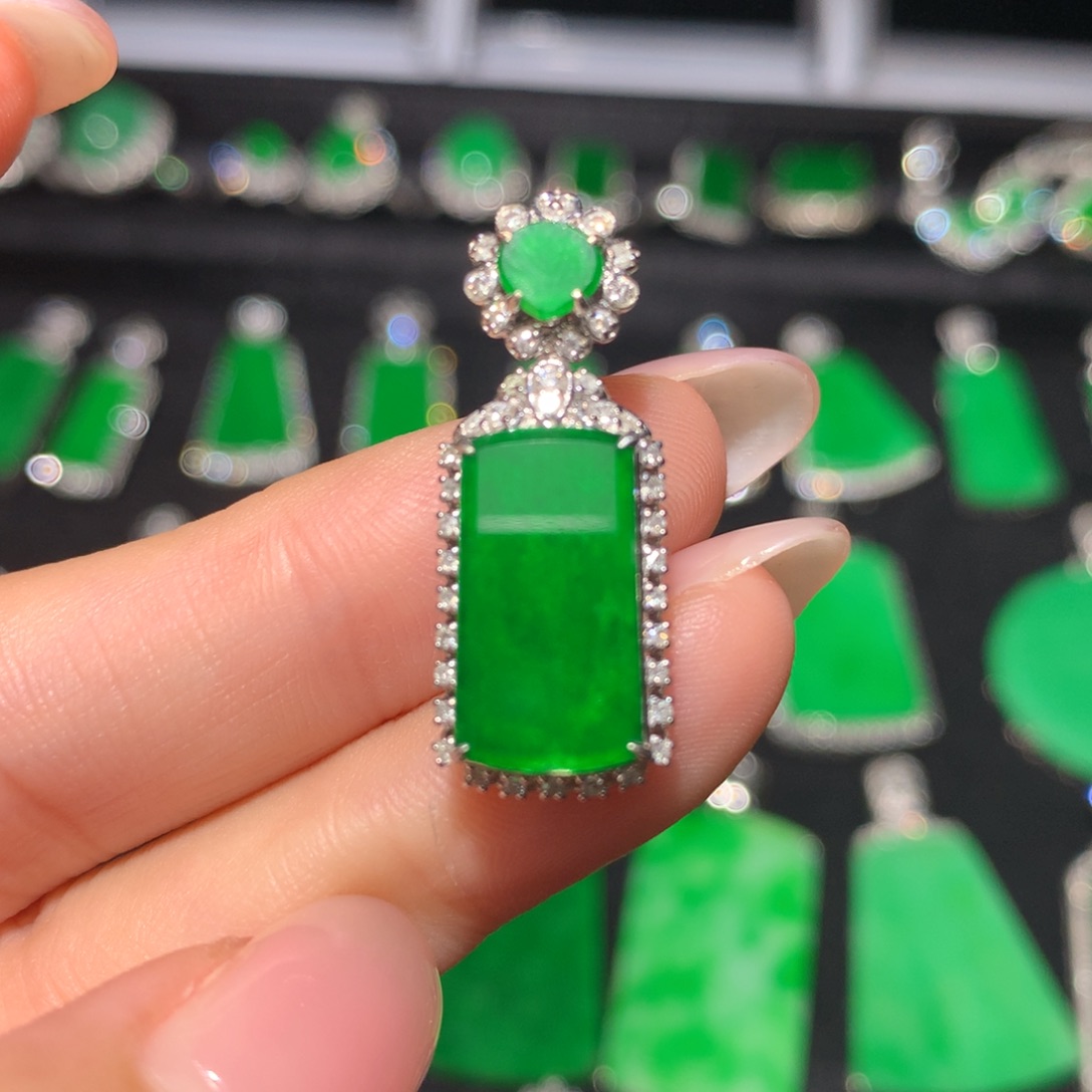 翡翠18K金镶嵌颈饰翡翠