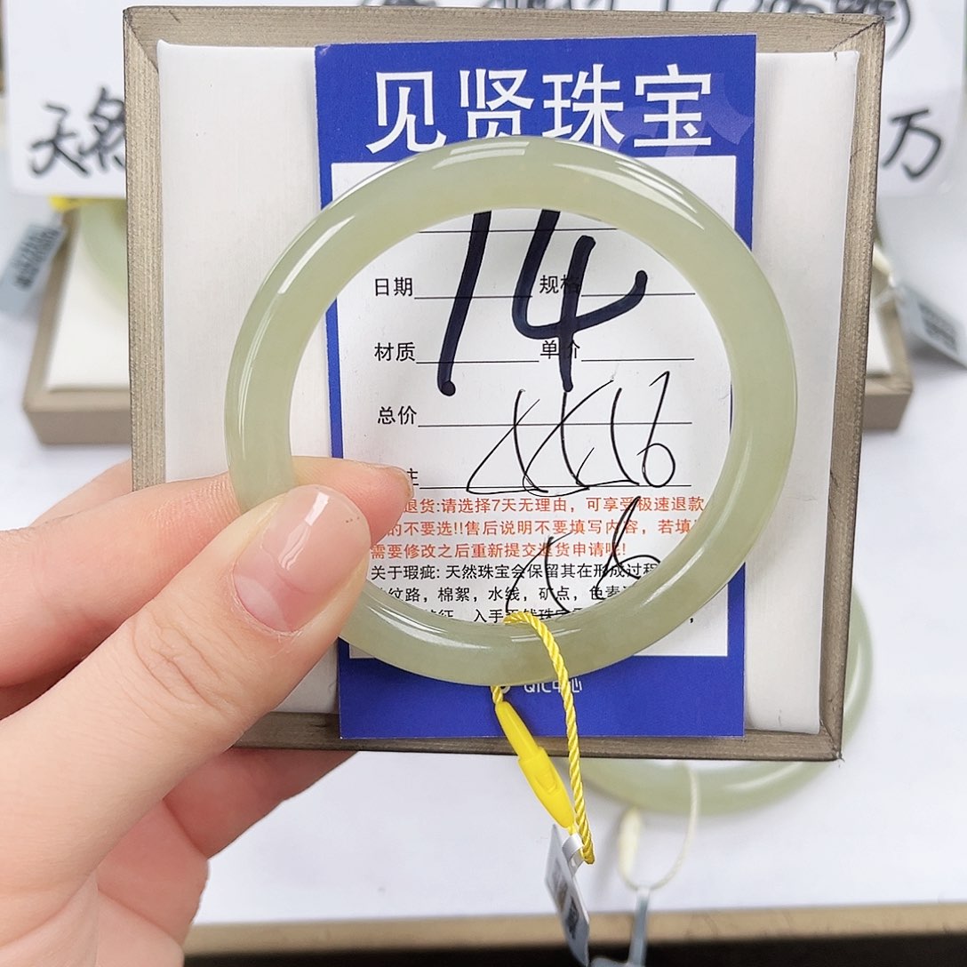 和田玉手镯未镶嵌