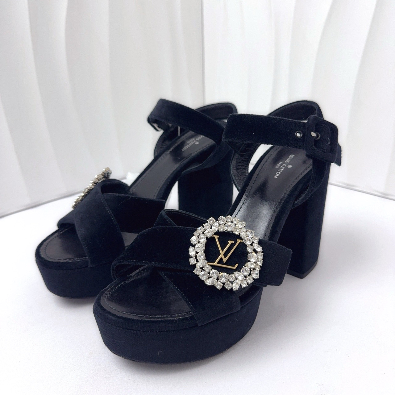 95新 LouisVuitton/路易威登 38码/钻扣黑色丝缎粗跟鞋/