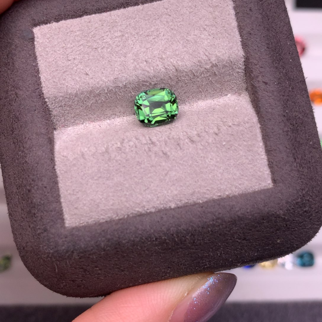 碧玺裸石未镶嵌0.79克拉