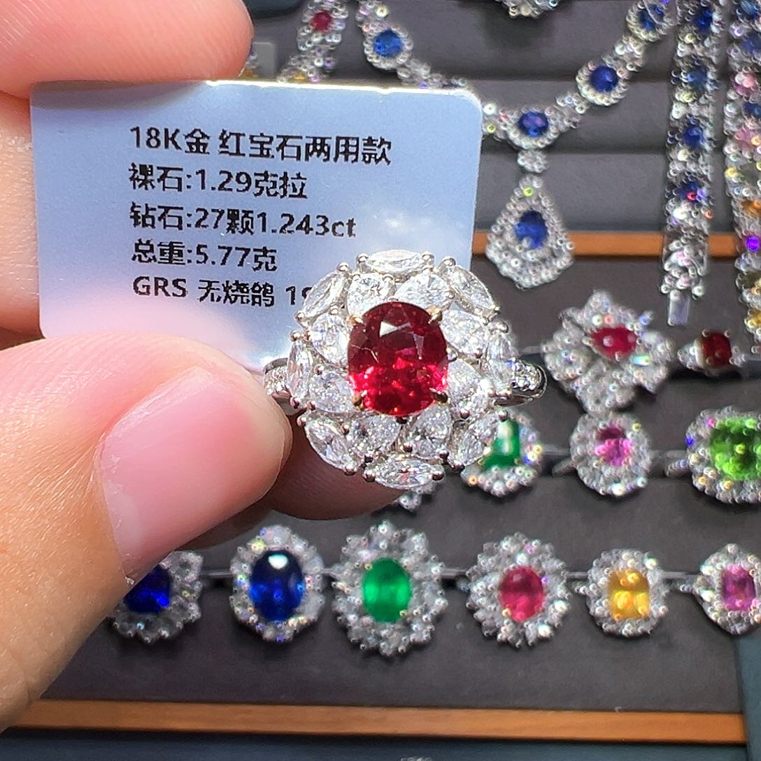 蓝宝石18K金镶嵌耳钉