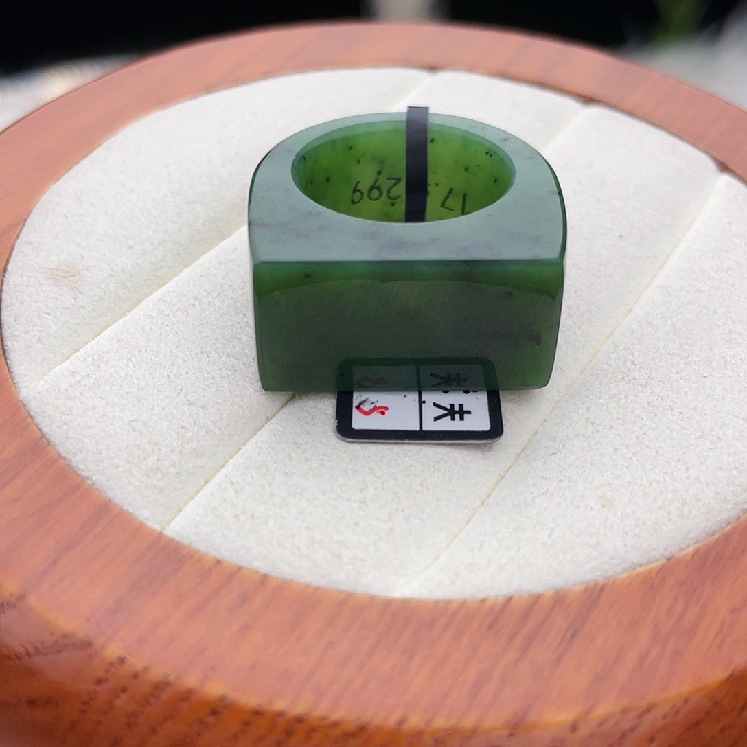 和田玉未镶嵌戒指l。碧玉马鞍。17.7。