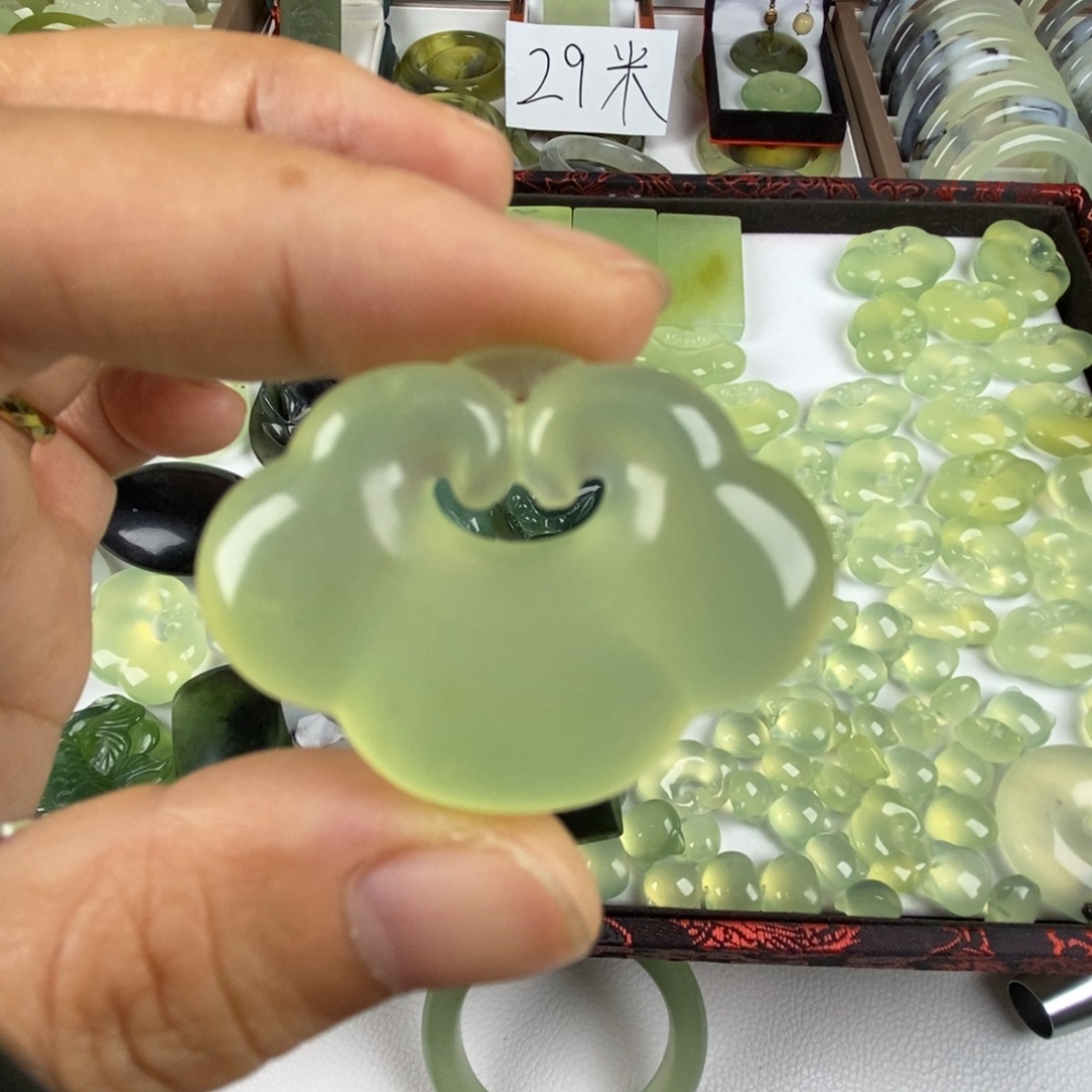 蛇纹石玉未镶嵌颈饰
