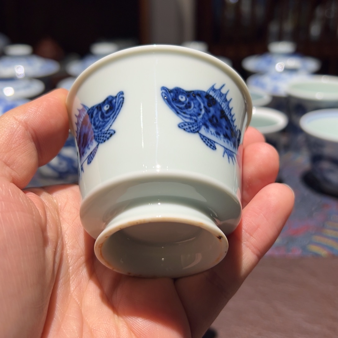 杯青花三面鳜鱼马蹄杯口径约6.9厘米