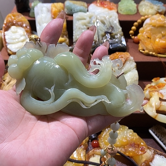 蛇纹石玉未镶嵌颈饰