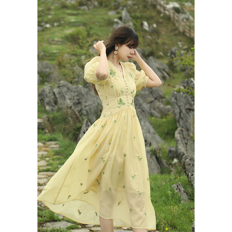 MR WATER水滴君《黄玫瑰》夏季复古收腰满绣V领连衣裙