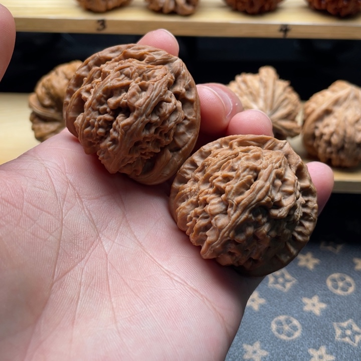 核桃白狮子文玩核桃