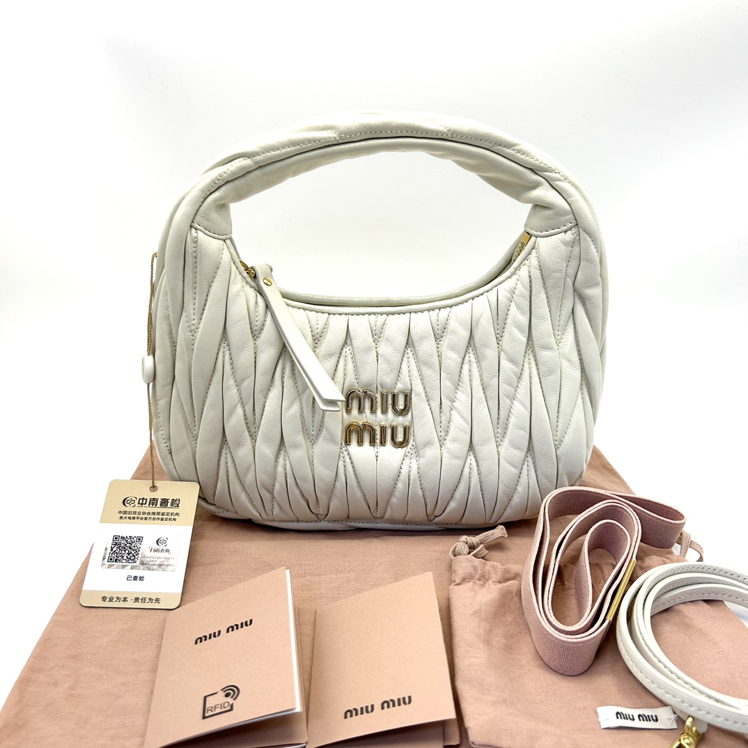 95新 MIU MIU/缪缪 白金褶皱新月手提hobo包 92400 