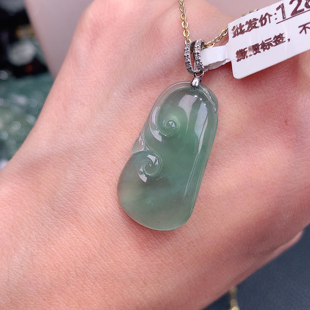 颈饰18K金镶嵌翡翠高冰甜绿如意