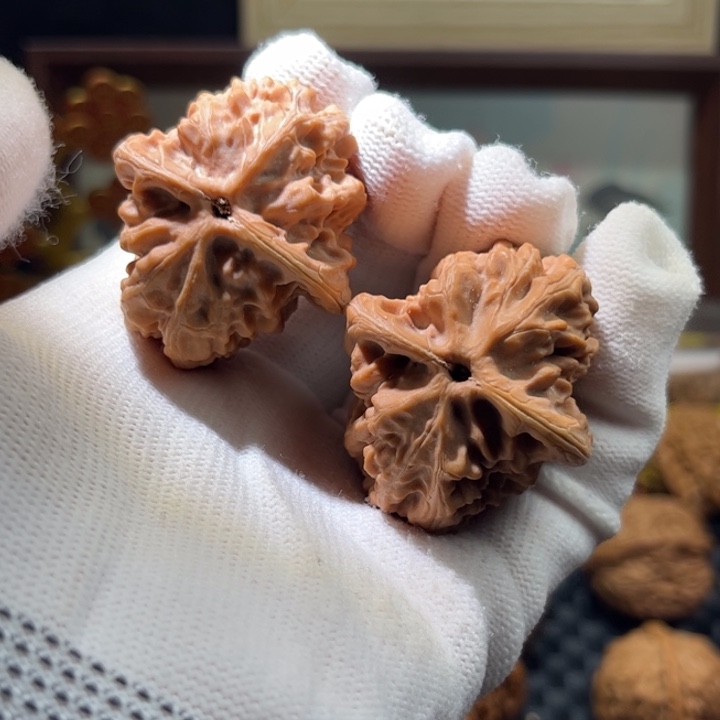 望***.文玩核桃吊坠三羊谷