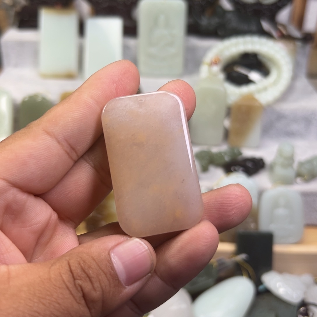 石英质玉（金丝玉）颈饰未镶嵌