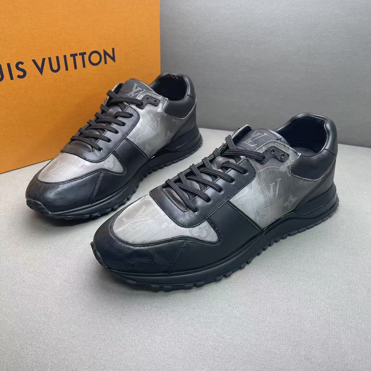 95新 LouisVuitton/路易威登 黑灰镭射老花时尚百搭运动鞋 41码