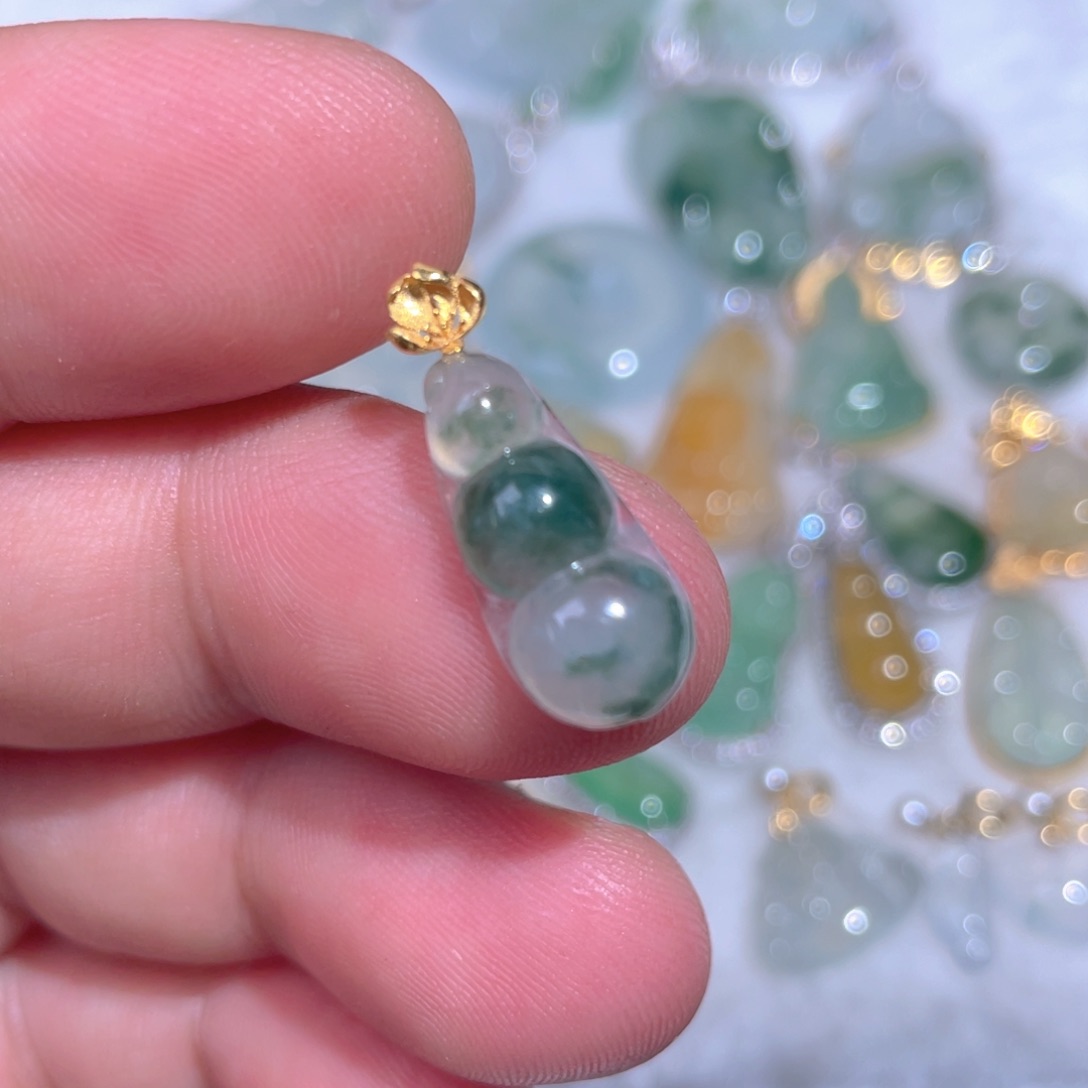 颈饰18K金镶嵌翡翠