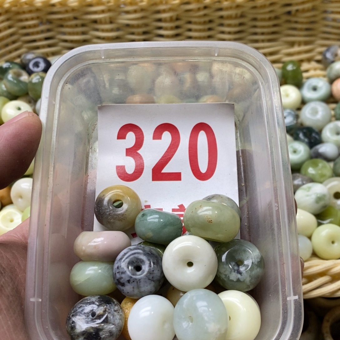 蛇纹石玉挂坠未镶嵌