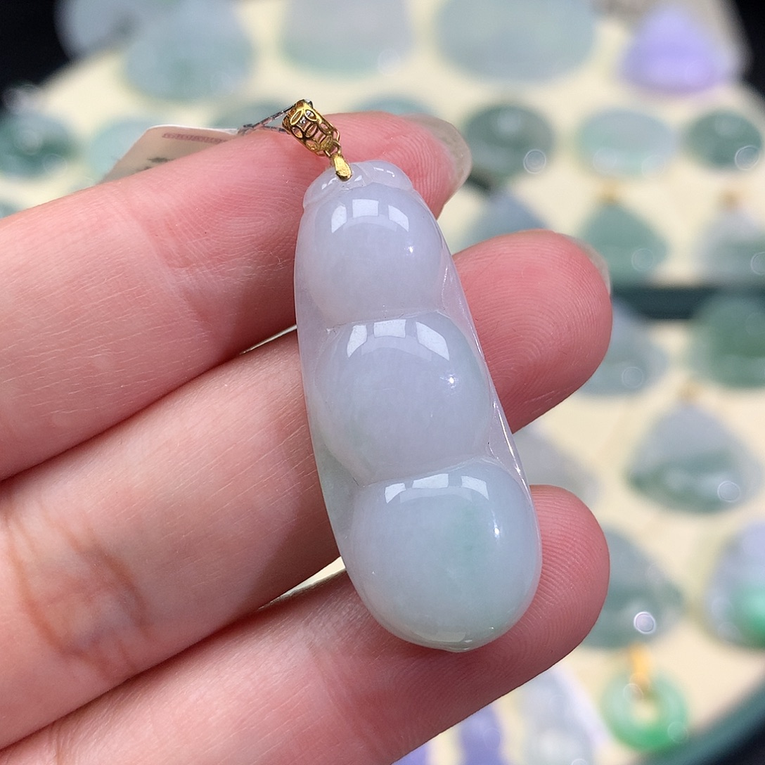 翡翠18K金镶嵌颈饰四季豆