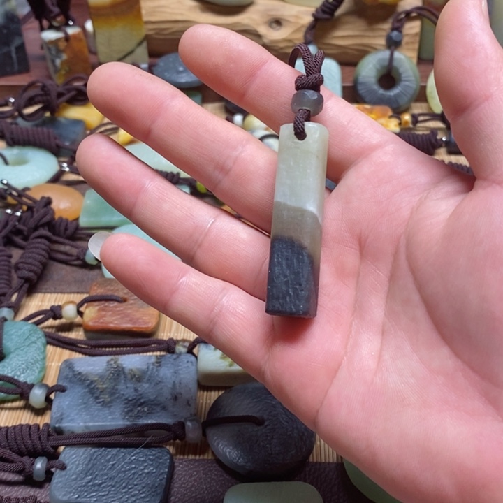 蛇纹石玉挂件未镶嵌