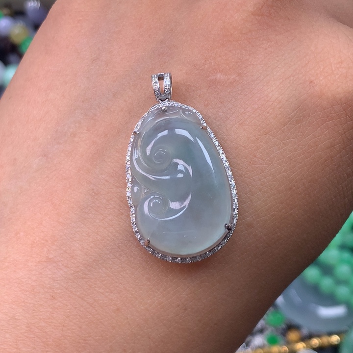 翡翠18K金镶嵌颈饰如意